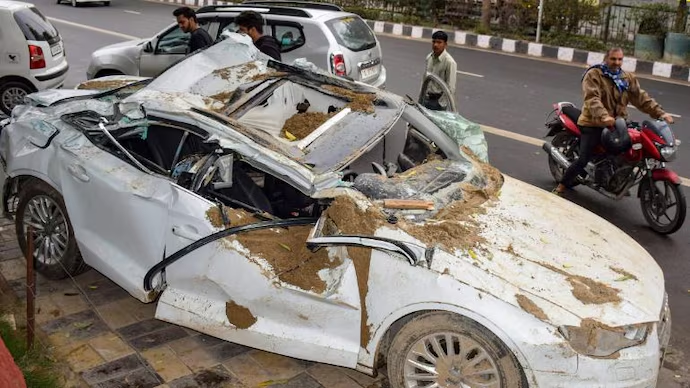Rohini, Delhi में तेज रफ्तार SUV घर में घुसी