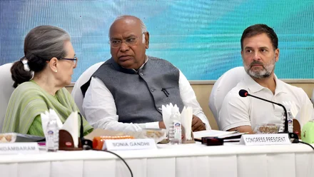 बिहार में करारी हार के बाद कांग्रेस में मंथन