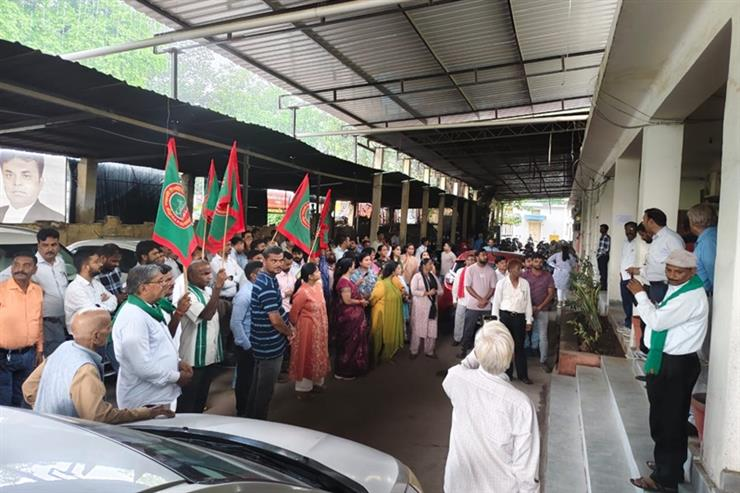Massive protest by electricity workers