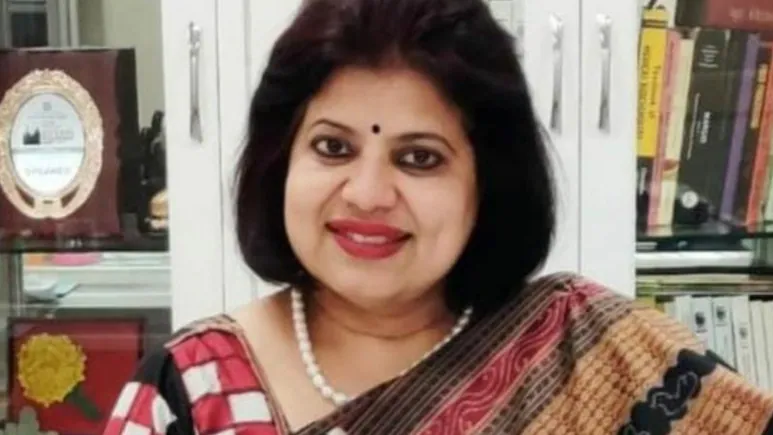 घटना की शुरुआत एक शैक्षणिक समारोह से हुई थी, जिसमें कुलगुरु सुनीता मिश्रा ने इतिहास के संदर्भ में औरंगजेब के शासन का उल्लेख किया। उनका कहना था कि ऐतिहासिक व्यक्तित्वों का मूल्यांकन “समग्र दृष्टि” से होना चाहिए। लेकिन कार्यक्रम में मौजूद कुछ छात्रों ने इसे औरंगजेब की प्रशंसा के रूप में लिया और इसका वीडियो सोशल मीडिया पर डाल दिया। यह वीडियो कुछ ही घंटों में वायरल हो गया और विभिन्न संगठनों ने कुलगुरु पर पक्षपातपूर्ण इतिहास प्रस्तुत करने और छात्रों में गलत संदेश फैलाने का आरोप लगाया। मामला तूल पकड़ता देखकर विश्वविद्यालय के अंदर माहौल तनावपूर्ण हो गया। एबीवीपी ने कैंपस के बाहर और भीतर कई घंटों तक धरना दिया। पुलिस बल को भी तैनात करना पड़ा ताकि स्थिति नियंत्रण में रहे। विश्वविद्यालय प्रशासन पर दबाव बढ़ने लगा और अंततः कुलगुरु मिश्रा ने अपना त्यागपत्र सौंप दिया। उन्होंने अपने इस्तीफ़े में लिखा कि “शैक्षणिक वातावरण को विवादों से मुक्त रखना मेरी जिम्मेदारी है, और मैं नहीं चाहती कि किसी गलतफहमी के कारण संस्थान की गरिमा प्रभावित हो।” सरकार की ओर से भी इस विवाद पर प्रतिक्रिया आई है। उच्च शिक्षा विभाग ने कहा है कि विश्वविद्यालयों में शिक्षा का वातावरण किसी भी प्रकार के वैचारिक संघर्ष से मुक्त रहना चाहिए। विभाग ने यह भी स्पष्ट किया कि किसी भी कुलगुरु या शिक्षक को बयान देते समय यह ध्यान रखना होगा कि वह इतिहास और समाज की संवेदनाओं का सम्मान करे। समर्थकों ने कहा - “अत्यधिक प्रतिक्रियात्मक” कुलगुरु मिश्रा के समर्थकों ने इस घटनाक्रम को “अत्यधिक प्रतिक्रियात्मक” बताया है। उनका कहना है कि उनके बयान को तोड़-मरोड़ कर प्रस्तुत किया गया। कुछ प्राध्यापकों ने कहा कि लोकतंत्र में अकादमिक बहस का स्वागत होना चाहिए, लेकिन किसी को दबाव में इस्तीफ़ा देने के लिए मजबूर करना सही परंपरा नहीं है। वहीं, एबीवीपी का कहना है कि यह केवल एक बयान का मुद्दा नहीं था, बल्कि यह विश्वविद्यालय की वैचारिक दिशा और इतिहास के गलत चित्रण का प्रश्न बन गया था। छात्रों ने आरोप लगाया कि प्रशासन कई महीनों से विभिन्न कार्यक्रमों में “विवादित और पक्षपातपूर्ण” टिप्पणियों को लेकर चेतावनियों को नजरअंदाज कर रहा था। घटना के बाद विश्वविद्यालय के माहौल में हलचल बनी हुई है। नए कुलगुरु की नियुक्ति तक वरिष्ठ अधिकारी कार्यभार संभालेंगे। कई विभागों में कक्षाओं पर भी असर पड़ा है क्योंकि छात्र इस घटना को लेकर लगातार चर्चाएँ कर रहे हैं। सोशल मीडिया पर भी बहस जारी है और लोग इसे शिक्षा जगत की “फ्रीडम ऑफ स्पीच बनाम वैचारिक अनुशासन” की बहस से जोड़ रहे हैं। हालांकि इस्तीफ़े और जश्न के बाद भी विवाद थमा नहीं है। राजनीतिक दलों ने भी इसे अपने-अपने तरीके से उठाना शुरू कर दिया है। कुछ इसे “अकादमिक स्वतंत्रता पर हमला” बता रहे हैं तो कुछ इसे “देशहित में सही कदम” मान रहे हैं। इस पूरे घटनाक्रम ने एक बार फिर इस सवाल को सामने ला दिया है कि विश्वविद्यालयों में इतिहास, पहचान और विचारधारा पर होने वाली बहसों को किस सीमा तक स्वीकार किया जाना चाहिए, और क्या शैक्षणिक मंच राजनीतिक टकराव का नया अखाड़ा बन रहे हैं। फिलहाल विश्वविद्यालय शांत है, लेकिन मुद्दा अभी भी गर्म है और नए कुलगुरु की नियुक्ति तक यह विवाद चर्चा में बने रहने की पूरी संभावना है।